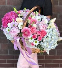 Композиция солнечный день в Кондрово Цветочная композиция из Розы, Хризантемы, Пионы и Лизиантусы в корзине в Кондрово