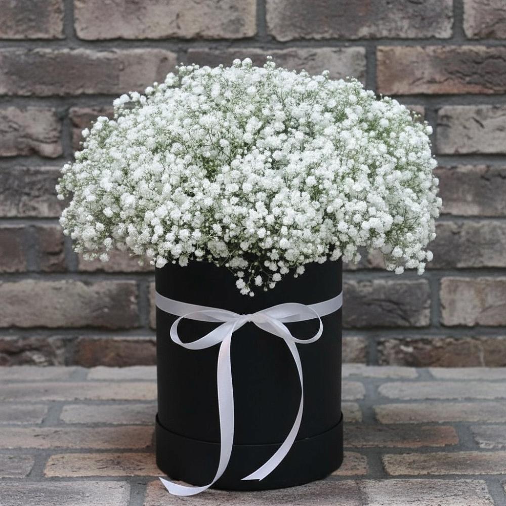 Цветочная композиция из Гипсофила в шляпной коробке в Кондрово