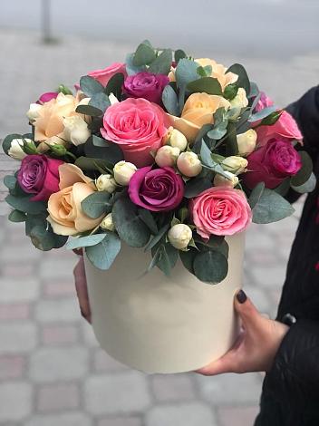 Цветочная композиция из Розы в шляпной коробке в Кондрово