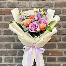 Букет цветов из:  Лизиантусы и Розы в Кондрово