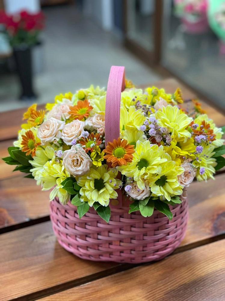 Цветочная композиция из Хризантемы и Розы в корзине в Кондрово