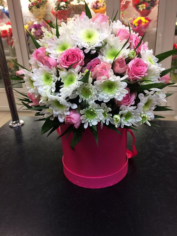 Цветочная композиция из Розы и Хризантемы в шляпной коробке в Кондрово