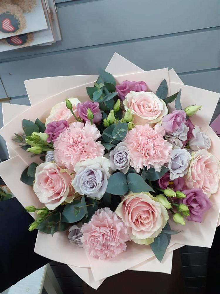 Букет цветов из: Розы, Гвоздики и Лизиантусы в Кондрово