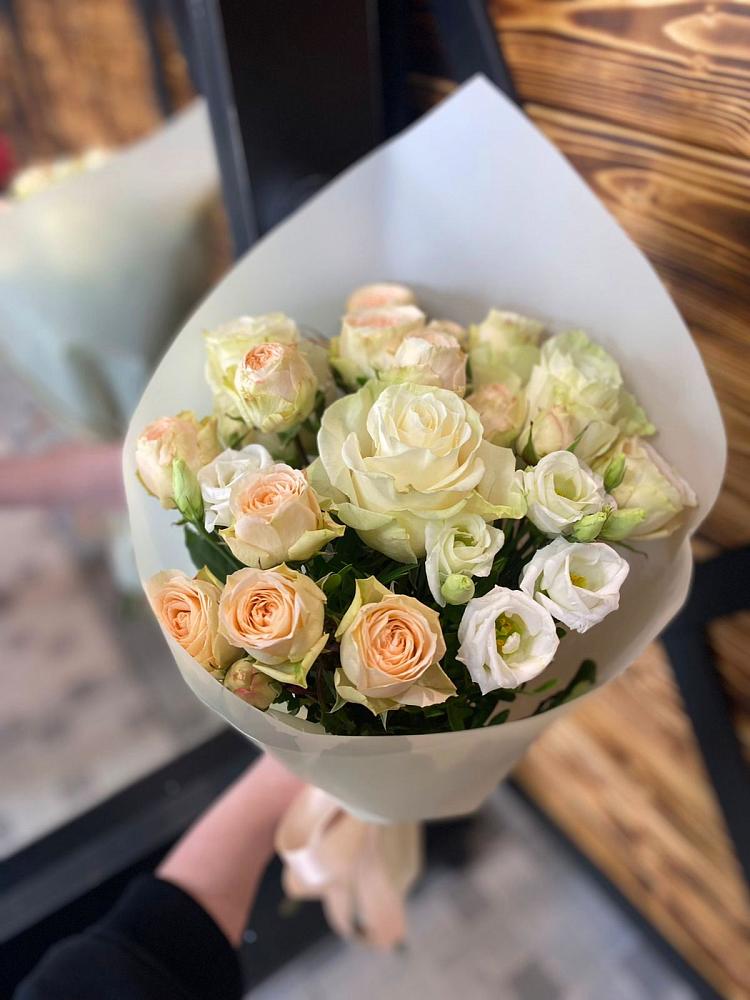 Букет цветов из: Розы и Лизиантусы в Кондрово